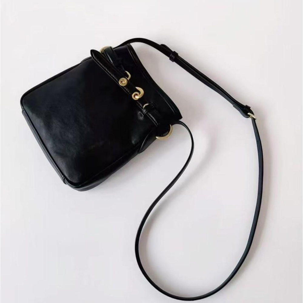 冬。設計師款 休閒百搭黑色軟皮單肩斜背小包手機包小水桶包-Euphoria Store-細節圖2
