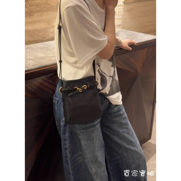 冬。設計師款 休閒百搭黑色軟皮單肩斜背小包手機包小水桶包-Euphoria Store-細節圖8