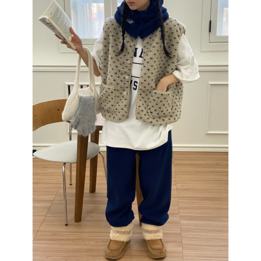 初春。韓國🇰🇷新款 清新減齡疊穿必備 碎花小花花羊羔毛內舖薄棉圓領單排扣馬甲背心-Euphoria Store-細節圖3