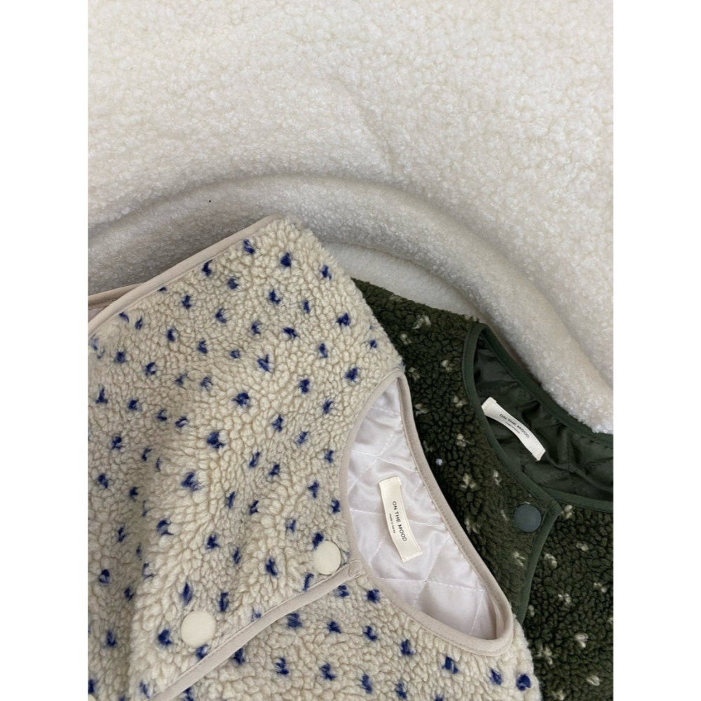 初春。韓國🇰🇷新款 清新減齡疊穿必備 碎花小花花羊羔毛內舖薄棉圓領單排扣馬甲背心-Euphoria Store-細節圖4