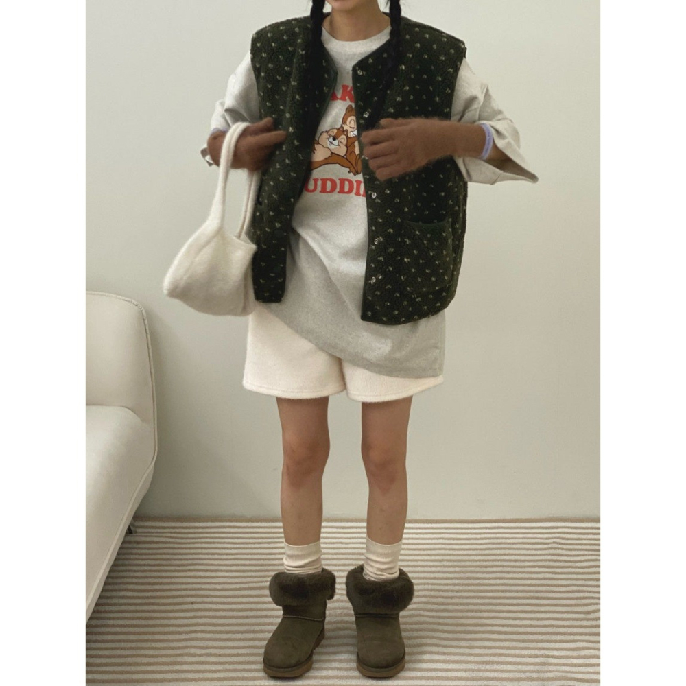 初春。韓國🇰🇷新款 清新減齡疊穿必備 碎花小花花羊羔毛內舖薄棉圓領單排扣馬甲背心-Euphoria Store-細節圖6