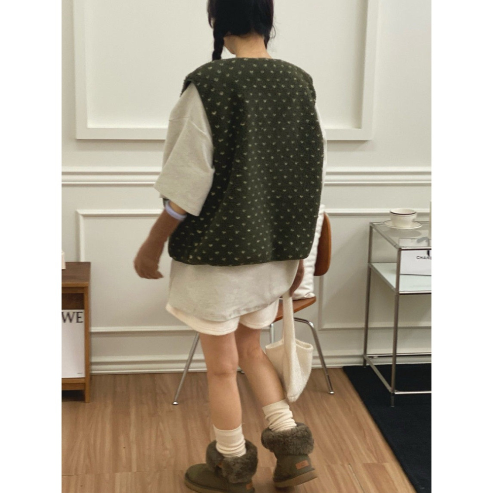 初春。韓國🇰🇷新款 清新減齡疊穿必備 碎花小花花羊羔毛內舖薄棉圓領單排扣馬甲背心-Euphoria Store-細節圖8