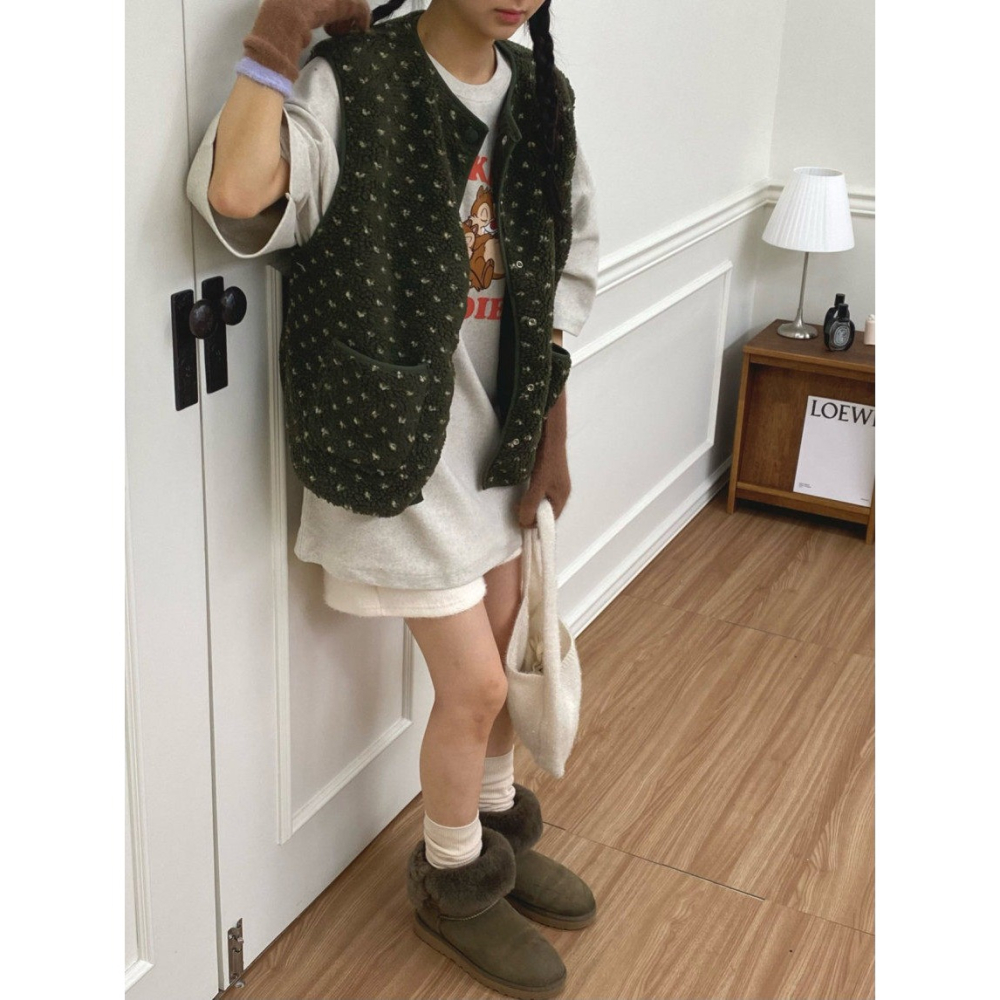 初春。韓國🇰🇷新款 清新減齡疊穿必備 碎花小花花羊羔毛內舖薄棉圓領單排扣馬甲背心-Euphoria Store-細節圖9