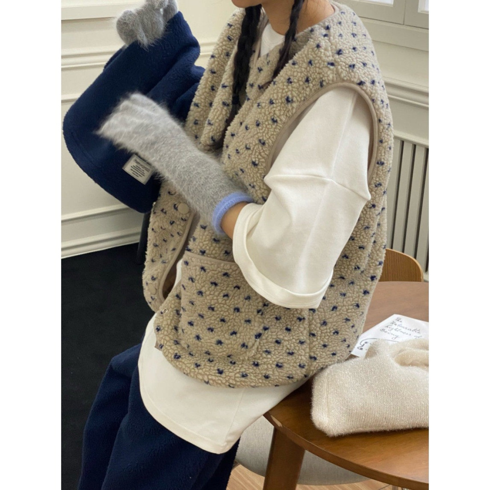 初春。韓國🇰🇷新款 清新減齡疊穿必備 碎花小花花羊羔毛內舖薄棉圓領單排扣馬甲背心-Euphoria Store-細節圖10