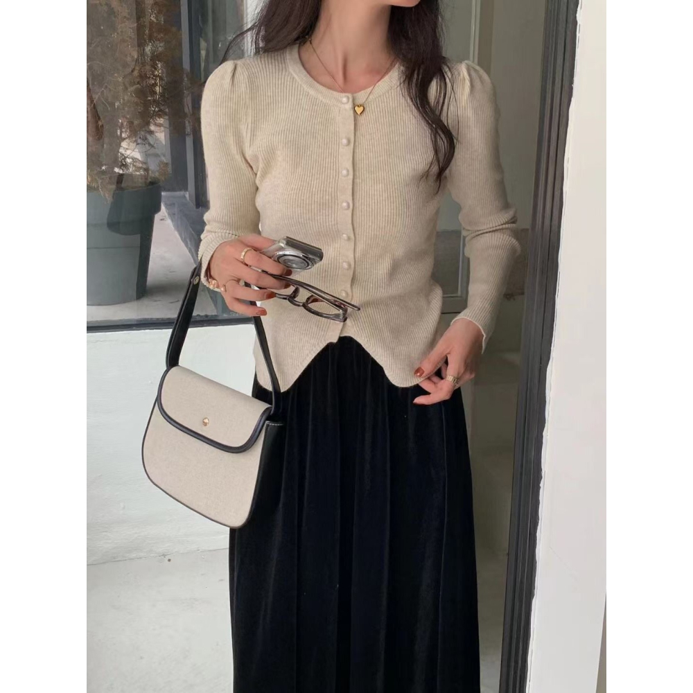 春。法式甜美氣質 修身收腰顯瘦 圓領短款單排扣下擺開叉泡泡袖長袖細針織毛衣上衣-Euphoria Store-細節圖4