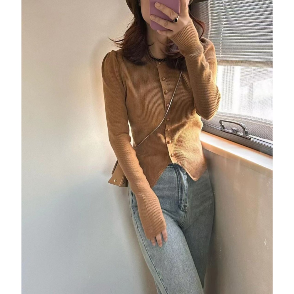 春。法式甜美氣質 修身收腰顯瘦 圓領短款單排扣下擺開叉泡泡袖長袖細針織毛衣上衣-Euphoria Store-規格圖6