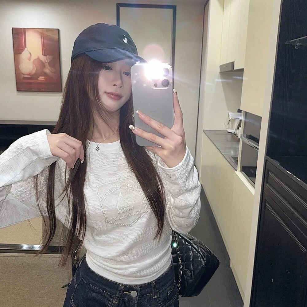 春。韓系減齡甜美 自帶小設計 腰側抓皺 蕾絲拼接雪花棉短款長袖T恤上衣-Euphoria Store-細節圖3