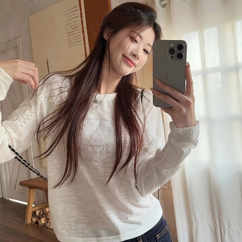 春。韓系減齡甜美 自帶小設計 腰側抓皺 蕾絲拼接雪花棉短款長袖T恤上衣-Euphoria Store-細節圖4