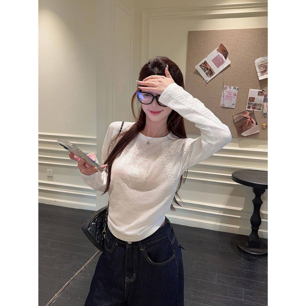 春。韓系減齡甜美 自帶小設計 腰側抓皺 蕾絲拼接雪花棉短款長袖T恤上衣-Euphoria Store-細節圖6