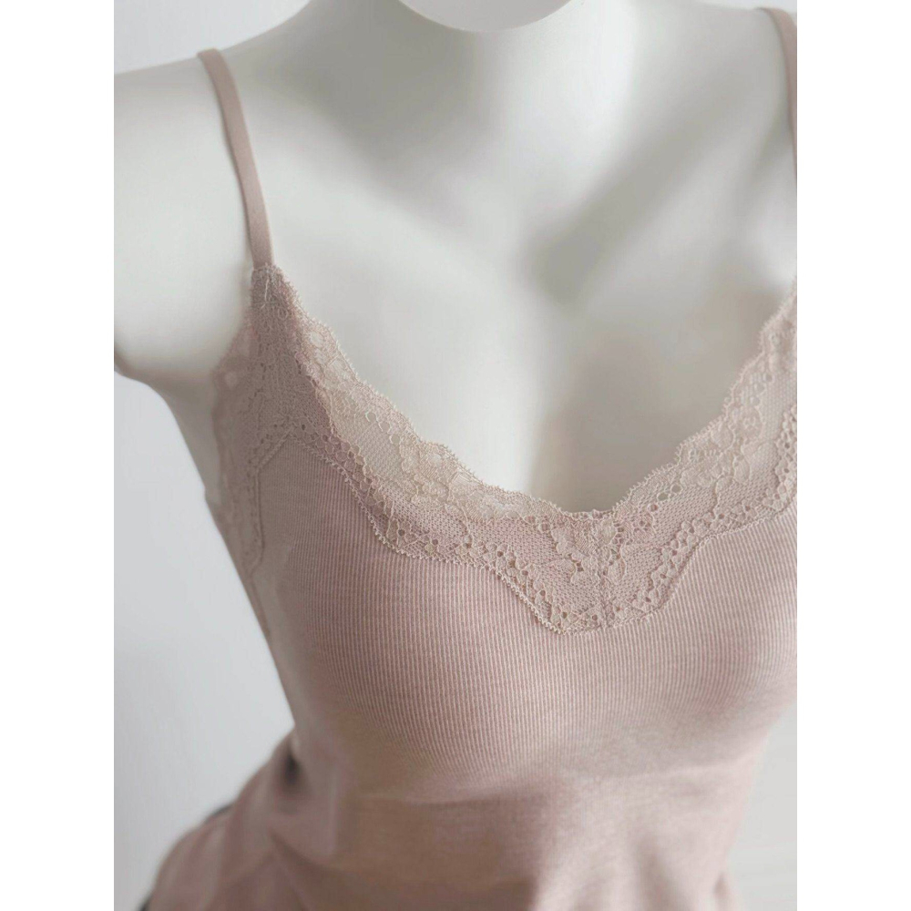 春。法式甜蜜 雲朵舒芙蕾 微磨毛蕾絲滾邊一體式胸墊細肩帶背心上衣-Euphoria Store-細節圖6