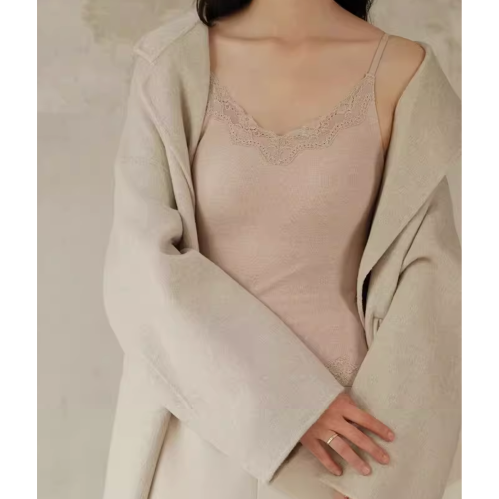 春。法式甜蜜 雲朵舒芙蕾 微磨毛蕾絲滾邊一體式胸墊細肩帶背心上衣-Euphoria Store-細節圖9