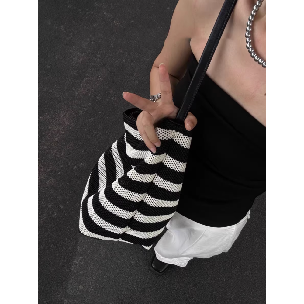 四季。自帶高級感 慵懶輕便大容量 撞色黑色條紋單肩包托特包流浪hobo包-Euphoria Store-細節圖4