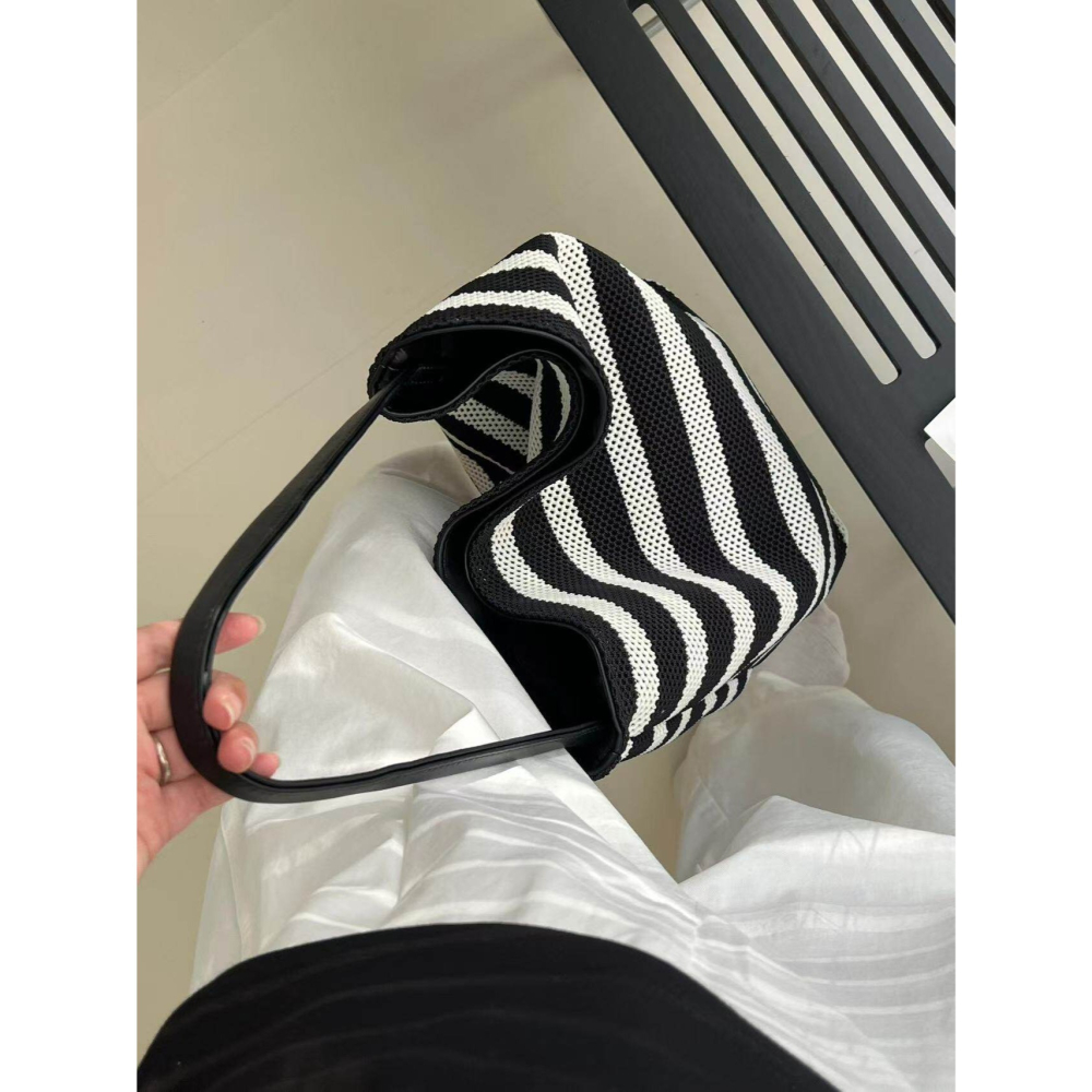 四季。自帶高級感 慵懶輕便大容量 撞色黑色條紋單肩包托特包流浪hobo包-Euphoria Store-細節圖5