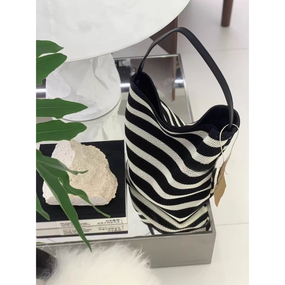四季。自帶高級感 慵懶輕便大容量 撞色黑色條紋單肩包托特包流浪hobo包-Euphoria Store-細節圖7