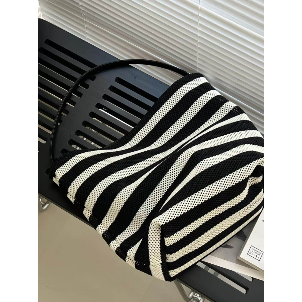 四季。自帶高級感 慵懶輕便大容量 撞色黑色條紋單肩包托特包流浪hobo包-Euphoria Store-細節圖8