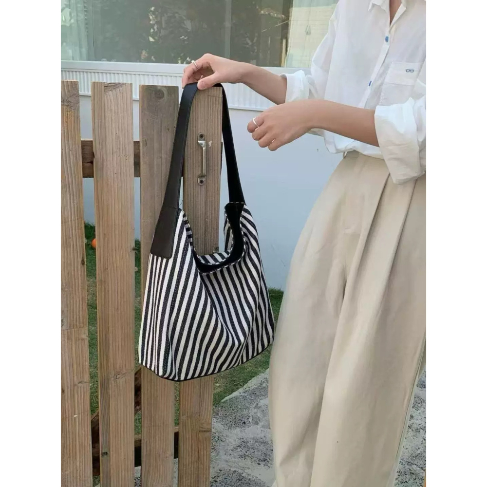 四季。慵懶隨性又時尚 簡約不簡單 撞色豎條帆布拼接PU皮大容量帆布包單肩托特包流浪包hobo包-Euphoria Sto-細節圖5