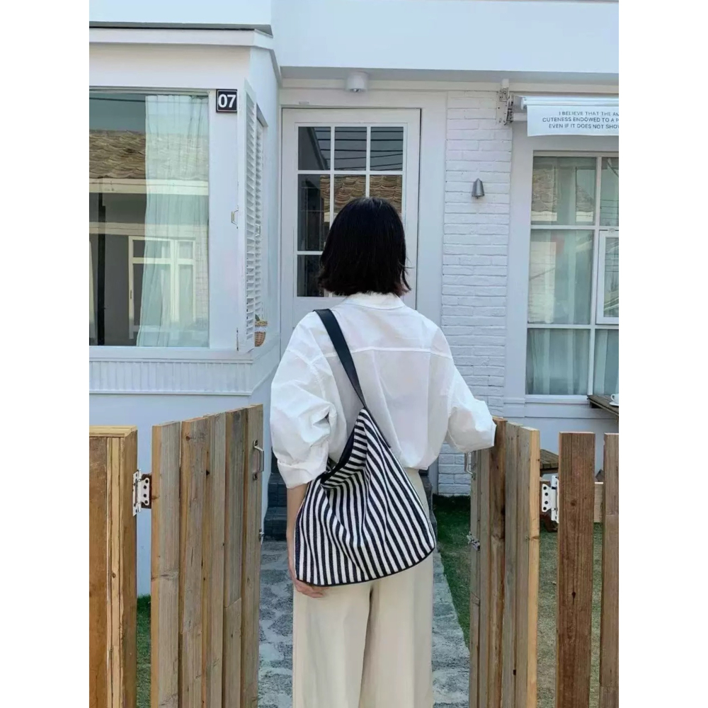 四季。慵懶隨性又時尚 簡約不簡單 撞色豎條帆布拼接PU皮大容量帆布包單肩托特包流浪包hobo包-Euphoria Sto-細節圖7