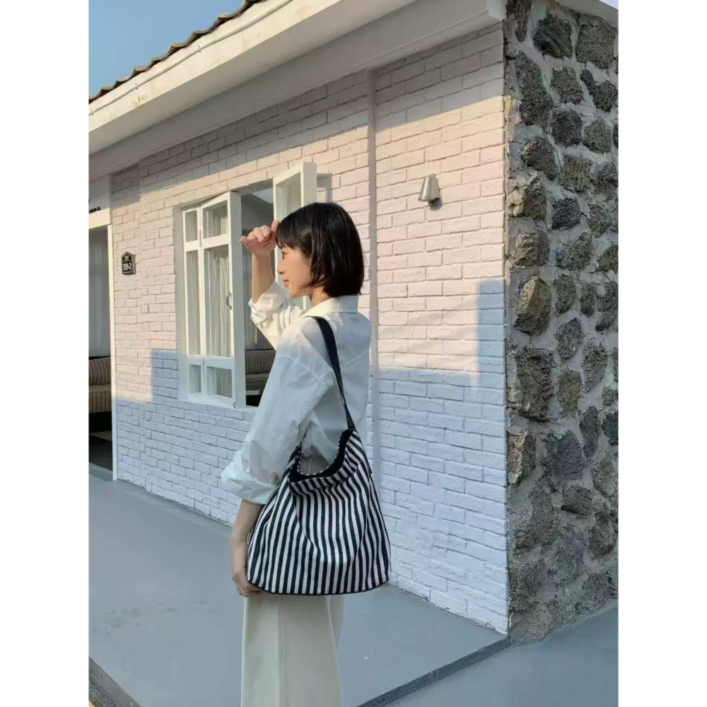 四季。慵懶隨性又時尚 簡約不簡單 撞色豎條帆布拼接PU皮大容量帆布包單肩托特包流浪包hobo包-Euphoria Sto-細節圖8