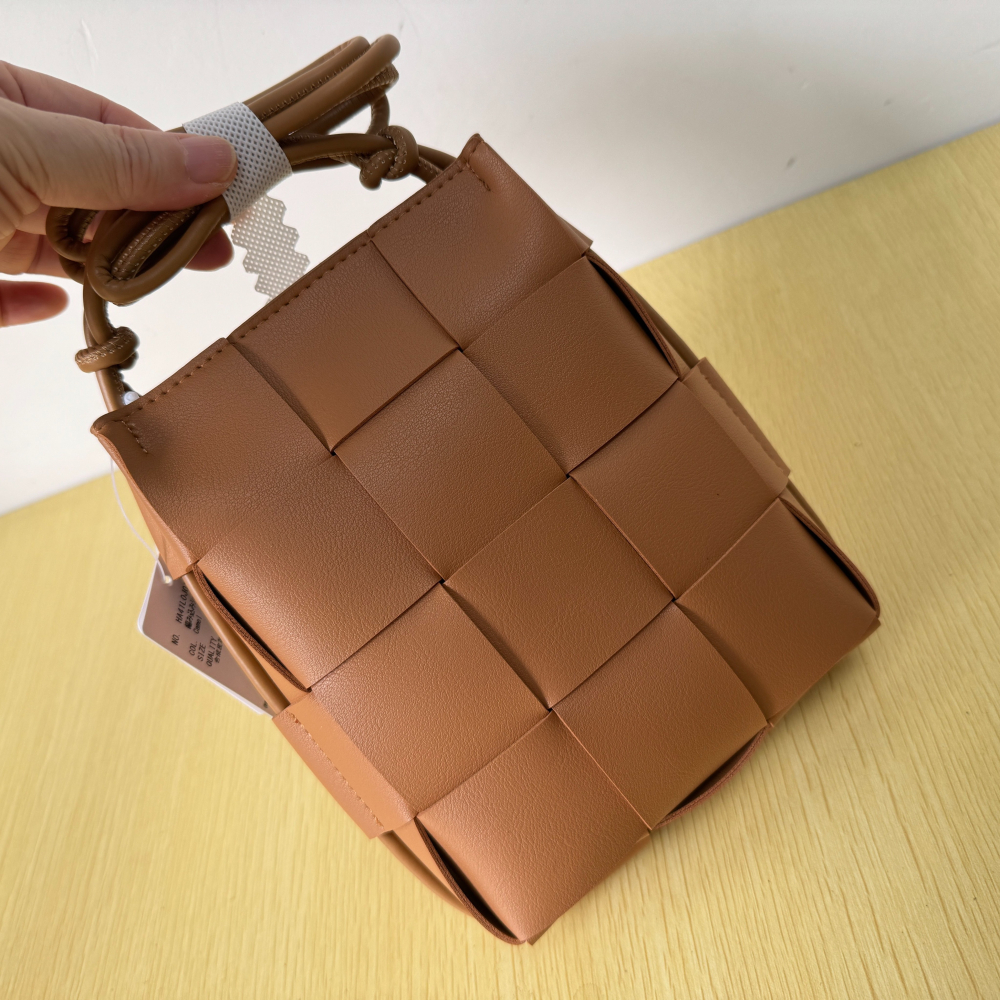 四季。數量少少 日本帶回 簡約編織單肩斜背小方包手機包-Euphoria Store-細節圖3