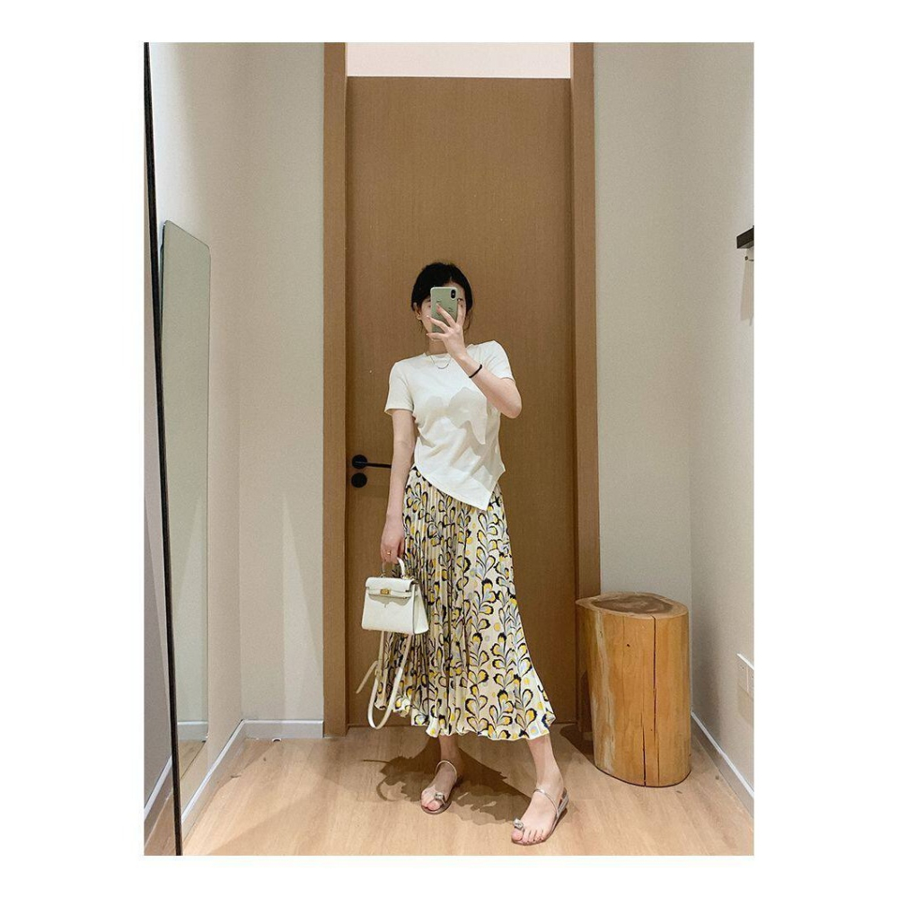 夏。簡約帶點小設計 修身顯瘦 下擺不規則腰側褶皺圓領短袖T恤上衣-Euphoria Store-細節圖3