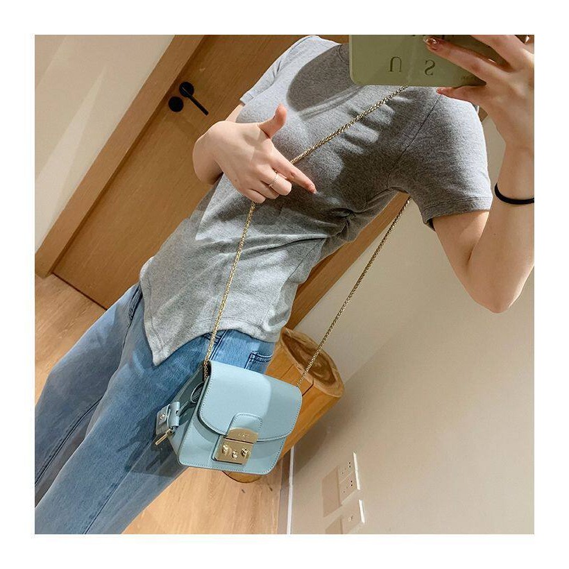 夏。簡約帶點小設計 修身顯瘦 下擺不規則腰側褶皺圓領短袖T恤上衣-Euphoria Store-細節圖5