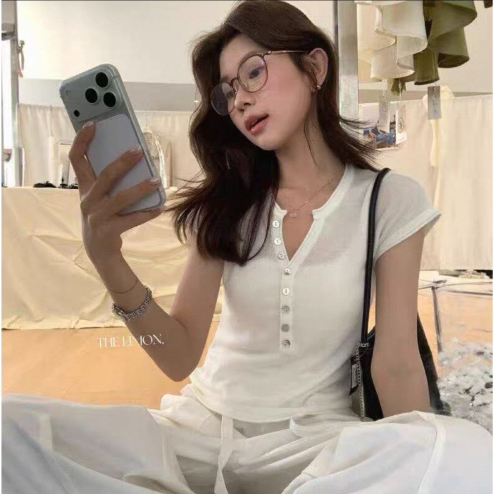 韓系復古亨利領針織上衣 女 夏 排釦短袖T恤 寬鬆顯瘦 冰絲針織 氣質百搭小眾 短袖上衣 針織上衣 坑條針織衫-Euph-細節圖5