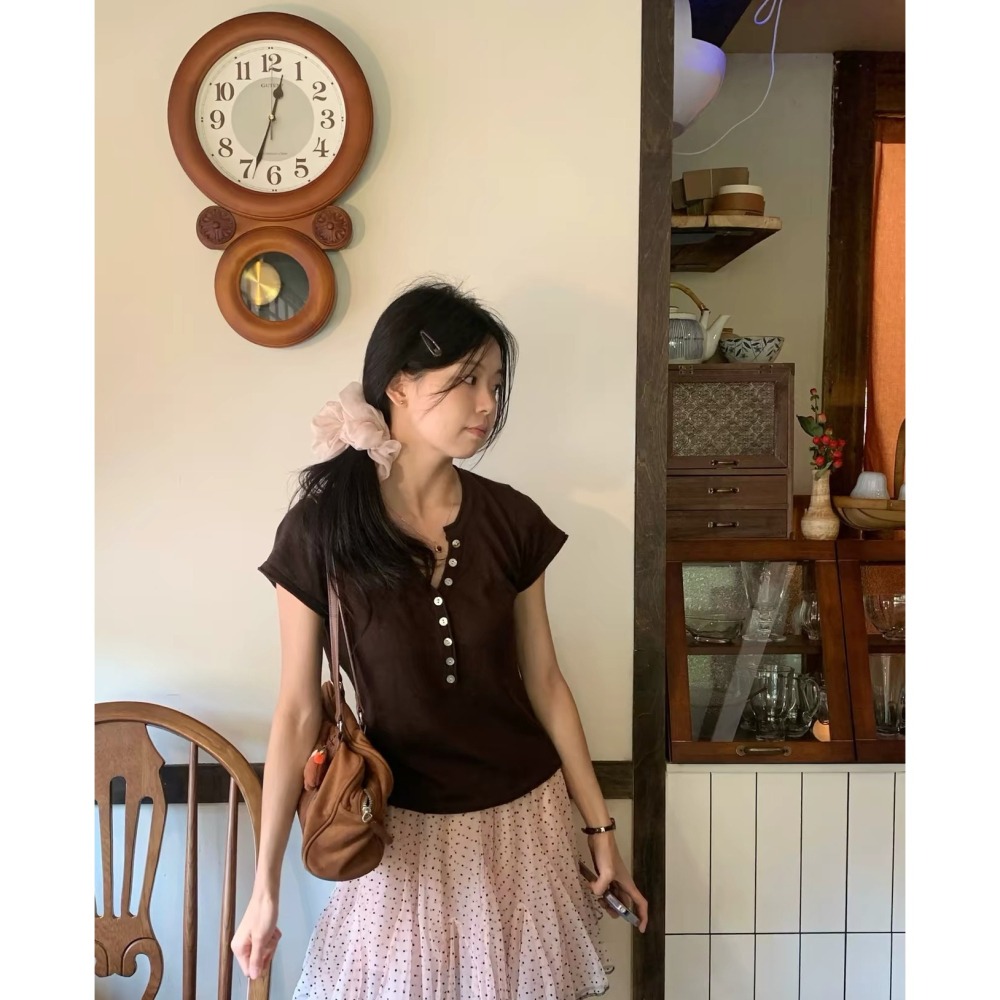 韓系復古亨利領針織上衣 女 夏 排釦短袖T恤 寬鬆顯瘦 冰絲針織 氣質百搭小眾 短袖上衣 針織上衣 坑條針織衫-Euph-細節圖7