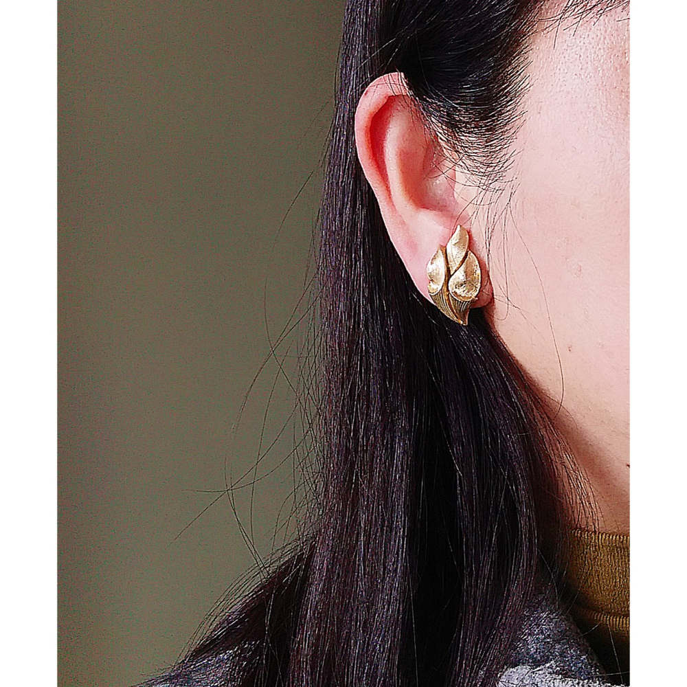 vintage jewelry Trifari 典雅刷金抽象造型 夾式耳環 980元-細節圖2