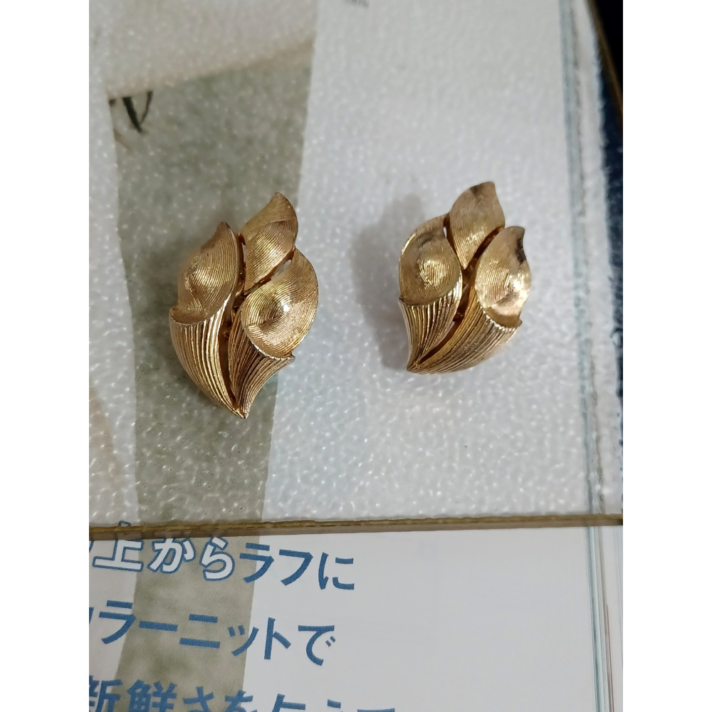 vintage jewelry Trifari 典雅刷金抽象造型 夾式耳環 980元-細節圖5