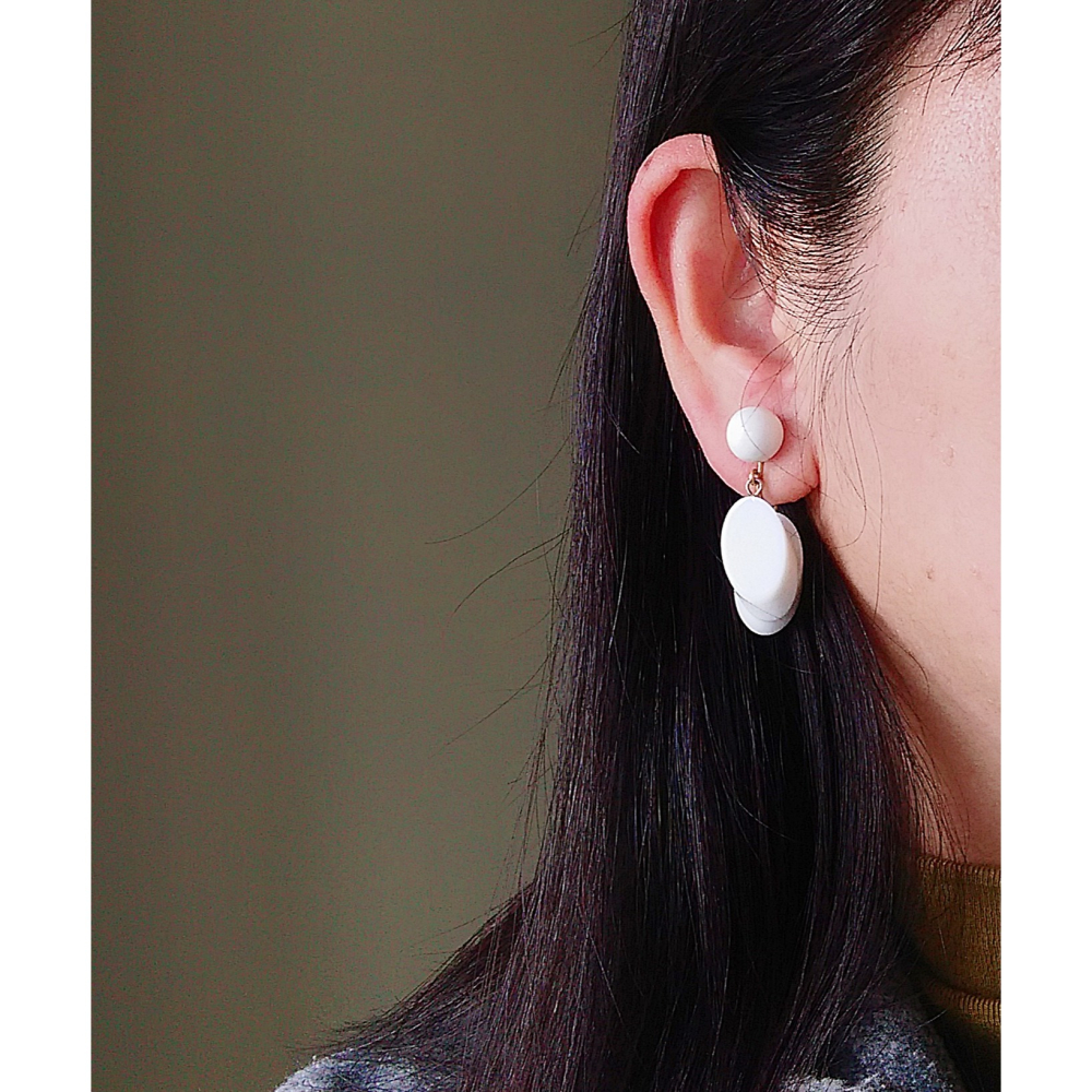 vintage jewelry  Trifari 古董純白賽珞珞吊墜 夾式耳環   890元-細節圖2