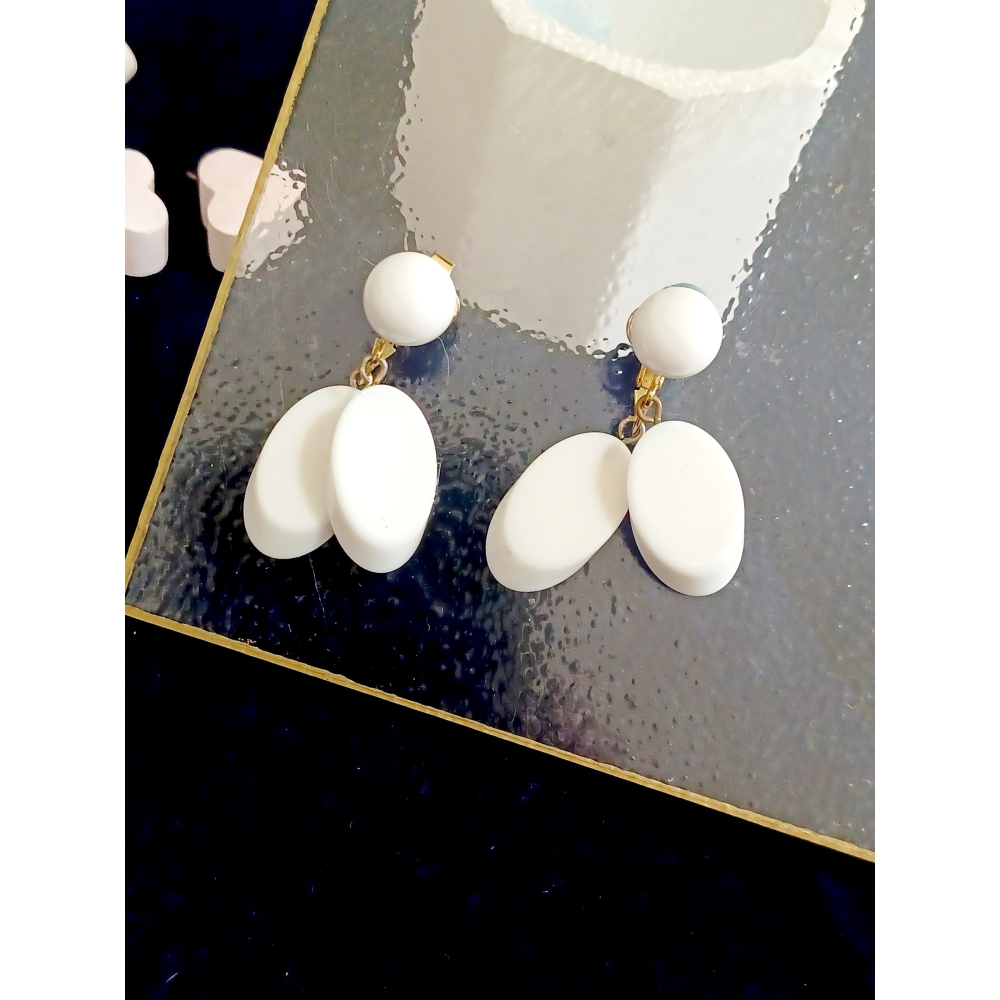 vintage jewelry  Trifari 古董純白賽珞珞吊墜 夾式耳環   890元-細節圖3