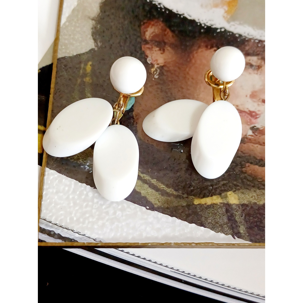 vintage jewelry  Trifari 古董純白賽珞珞吊墜 夾式耳環   890元-細節圖4