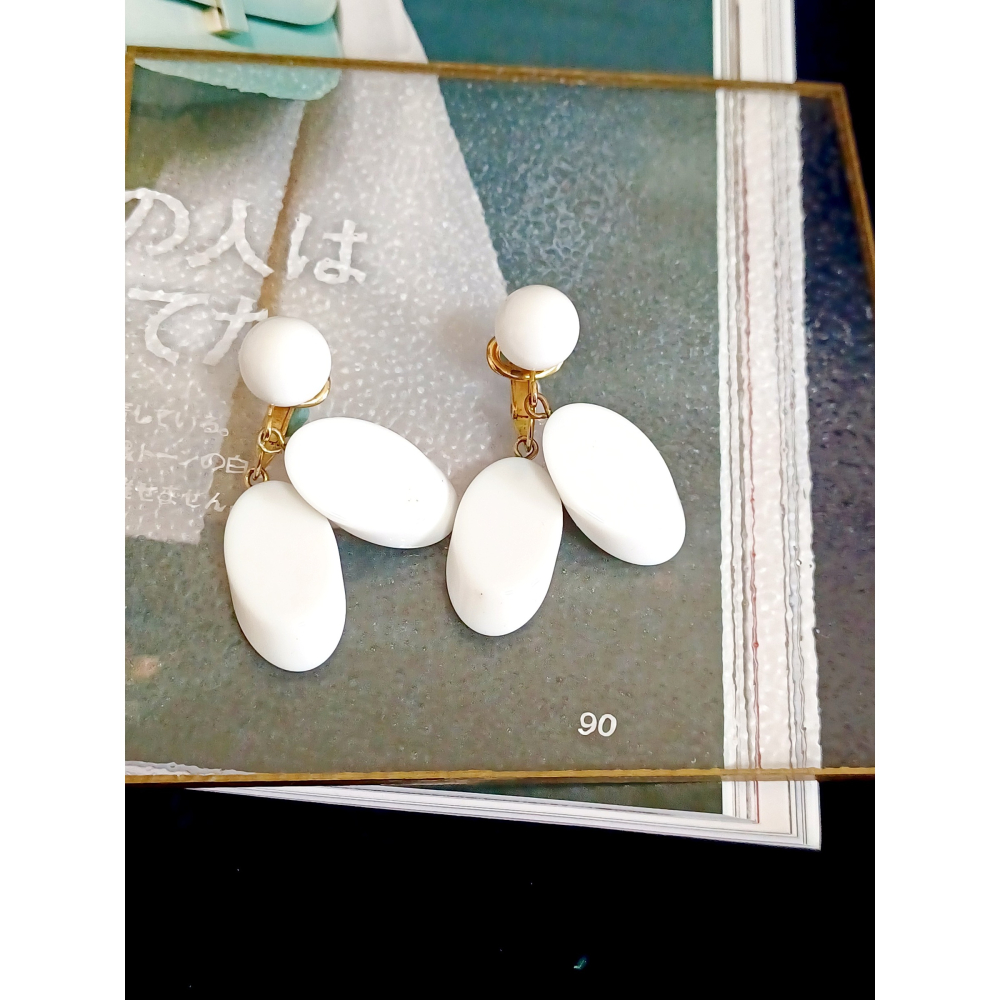 vintage jewelry  Trifari 古董純白賽珞珞吊墜 夾式耳環   890元-細節圖5