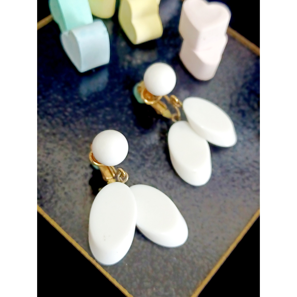 vintage jewelry  Trifari 古董純白賽珞珞吊墜 夾式耳環   890元-細節圖6