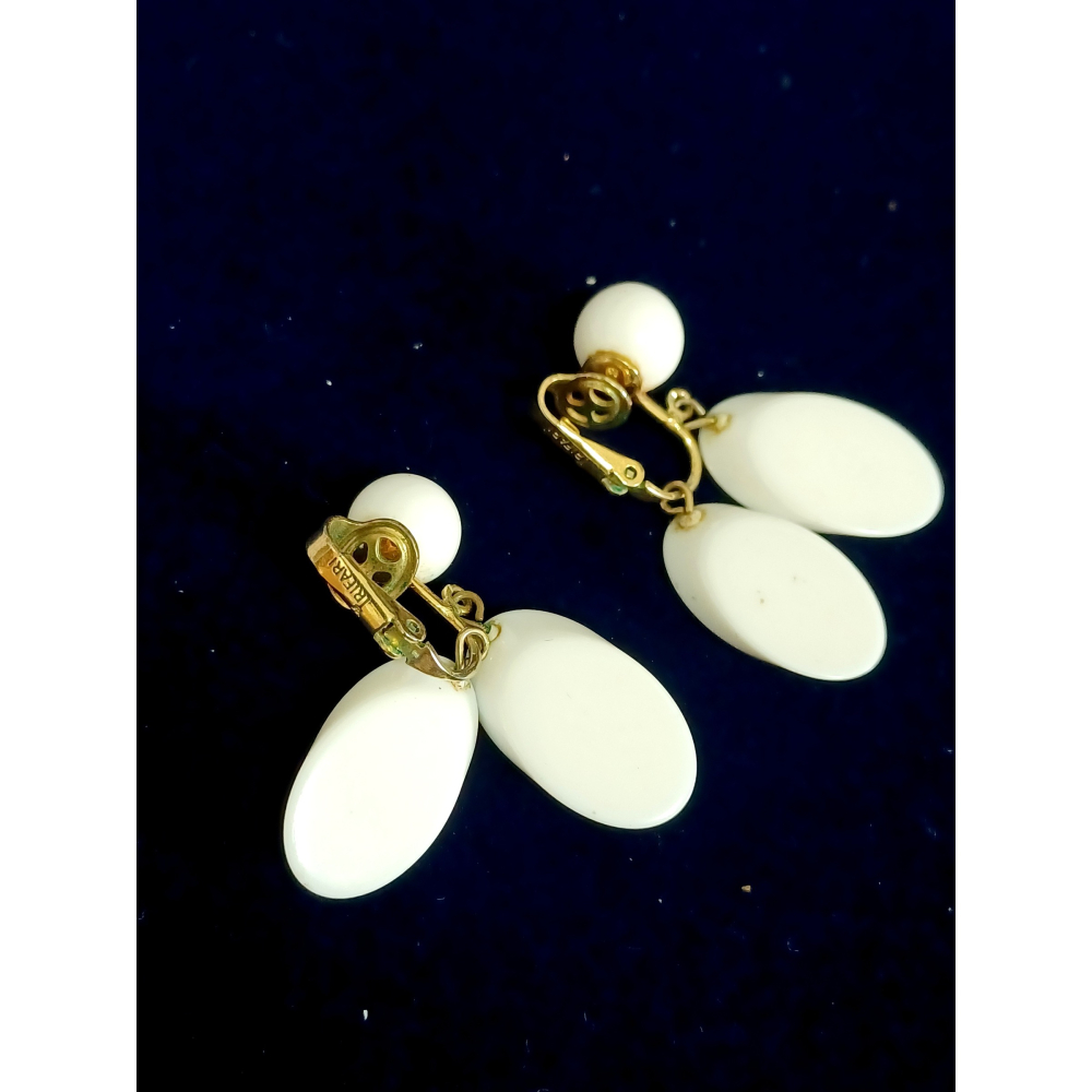 vintage jewelry  Trifari 古董純白賽珞珞吊墜 夾式耳環   890元-細節圖7