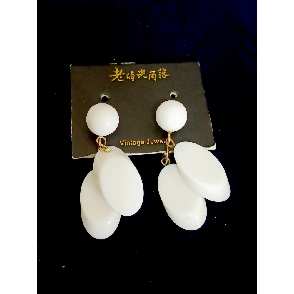 vintage jewelry  Trifari 古董純白賽珞珞吊墜 夾式耳環   890元-細節圖8