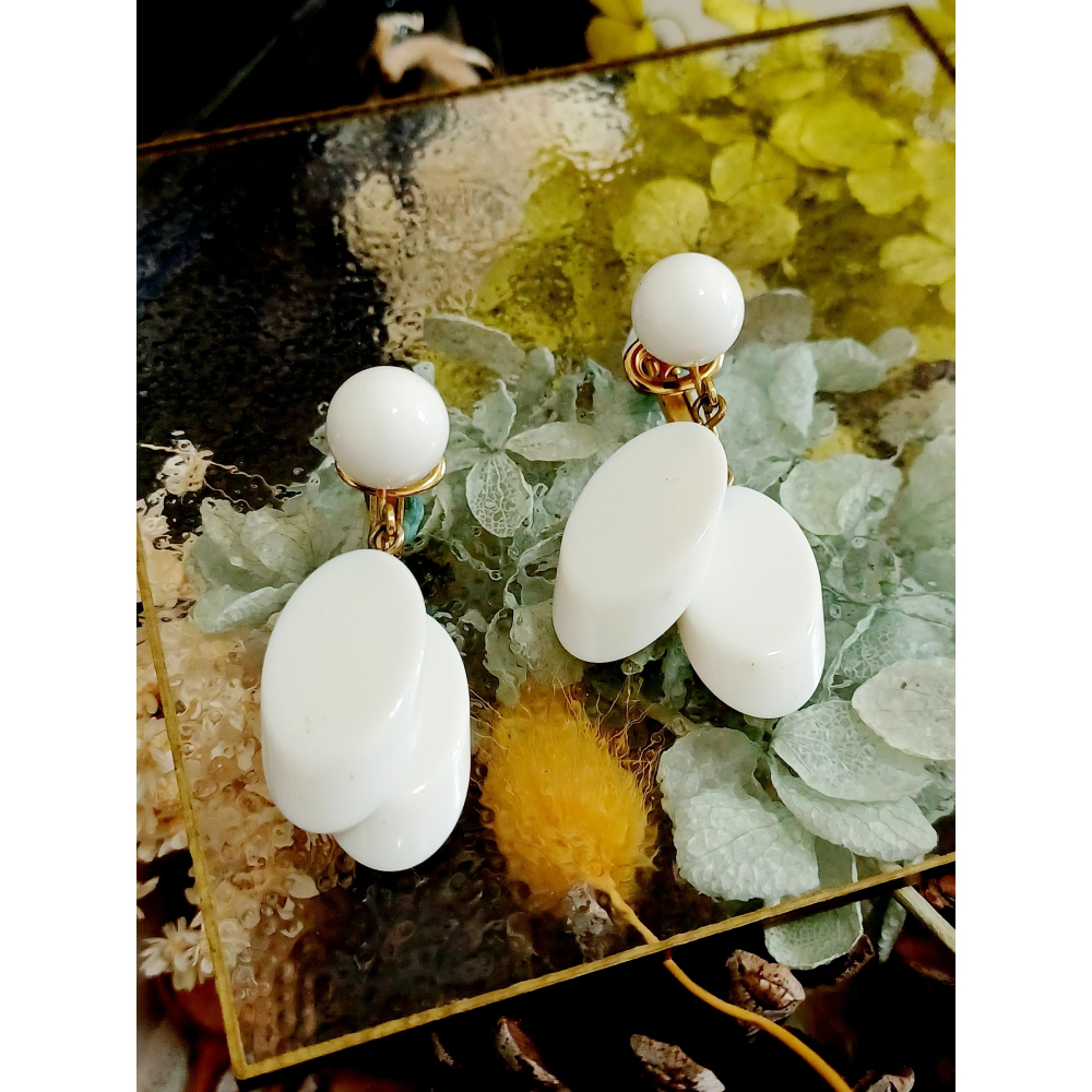 vintage jewelry  Trifari 古董純白賽珞珞吊墜 夾式耳環   890元-細節圖9