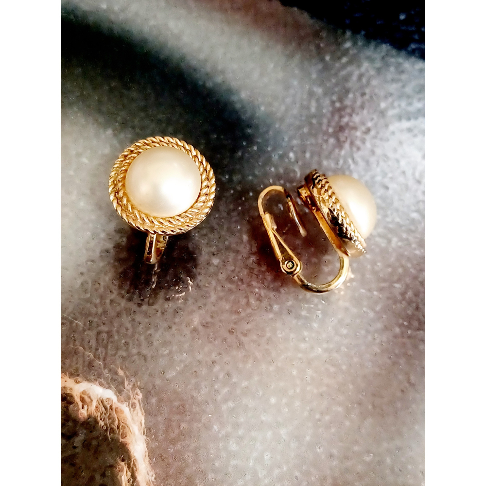 vintage jewelry Trifari 典雅金色仿珍珠圓形夾式耳環 820元-細節圖3