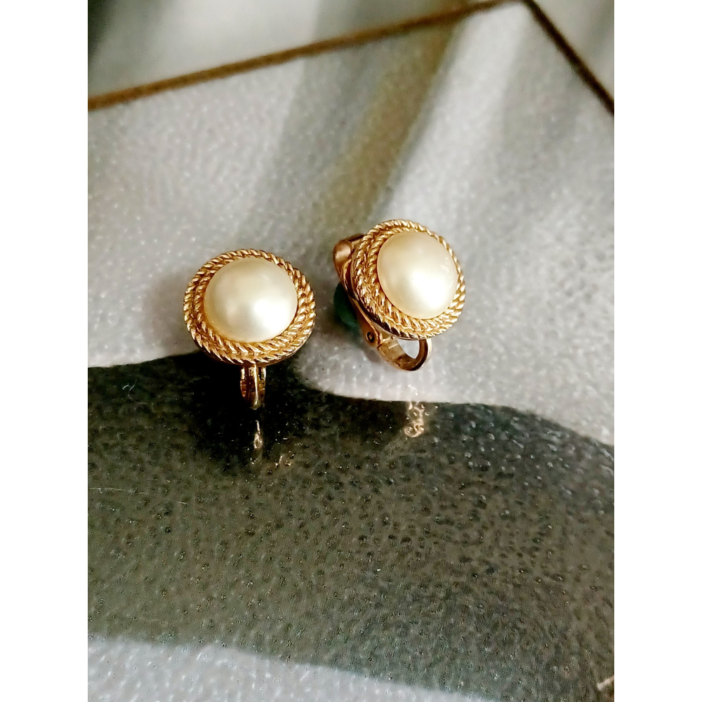 vintage jewelry Trifari 典雅金色仿珍珠圓形夾式耳環 820元-細節圖5