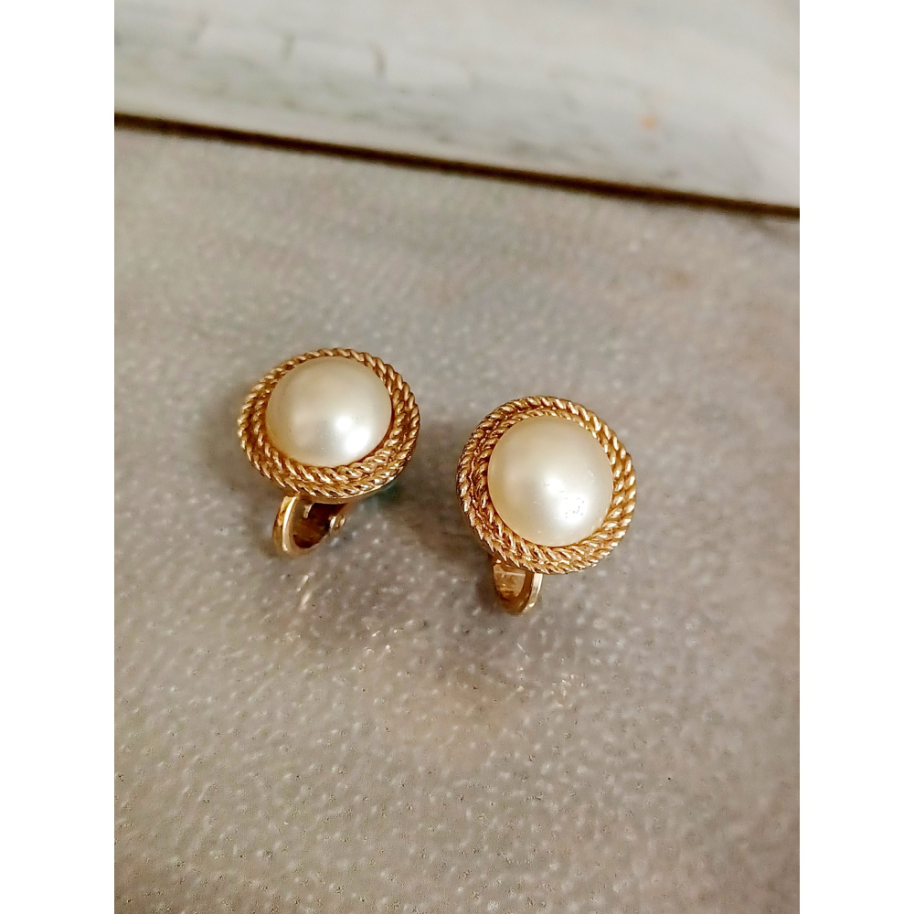 vintage jewelry Trifari 典雅金色仿珍珠圓形夾式耳環 820元-細節圖8