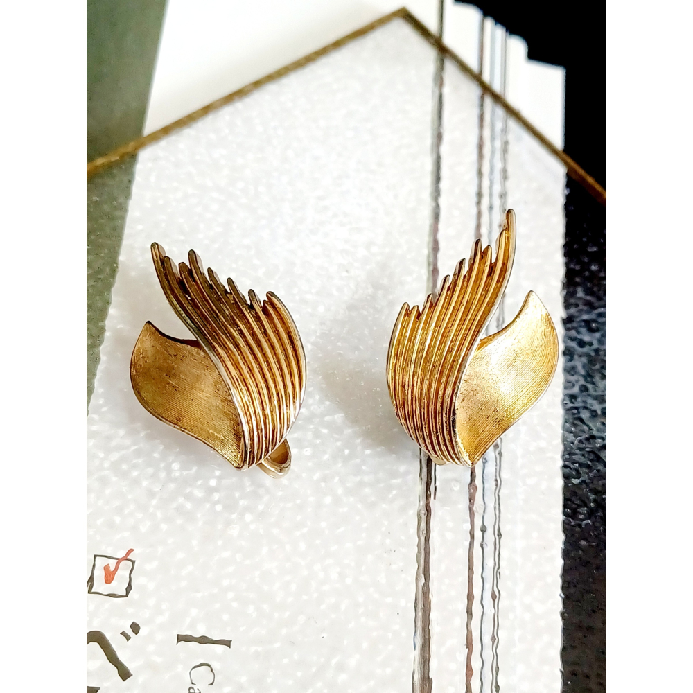 vintage jewelry Trifari 典雅刷金羽翼意象 夾式耳環 980元-細節圖3