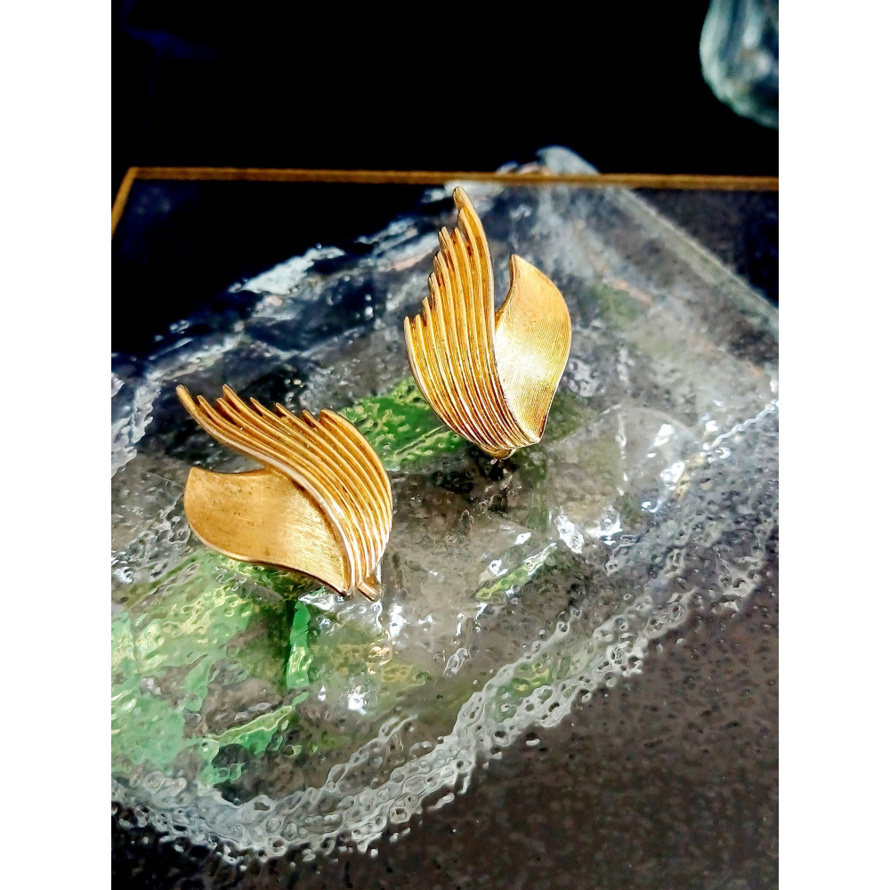 vintage jewelry Trifari 典雅刷金羽翼意象 夾式耳環 980元-細節圖4