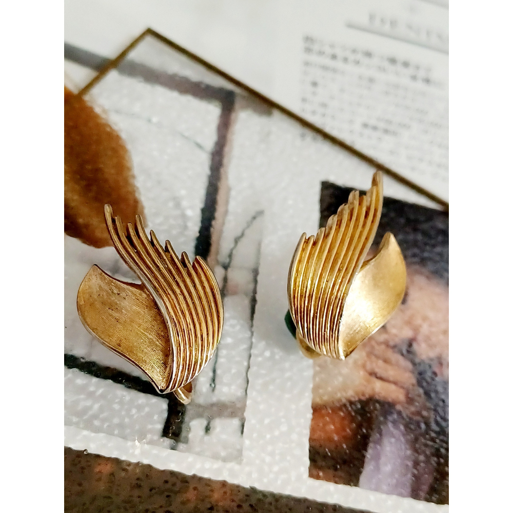 vintage jewelry Trifari 典雅刷金羽翼意象 夾式耳環 980元-細節圖6