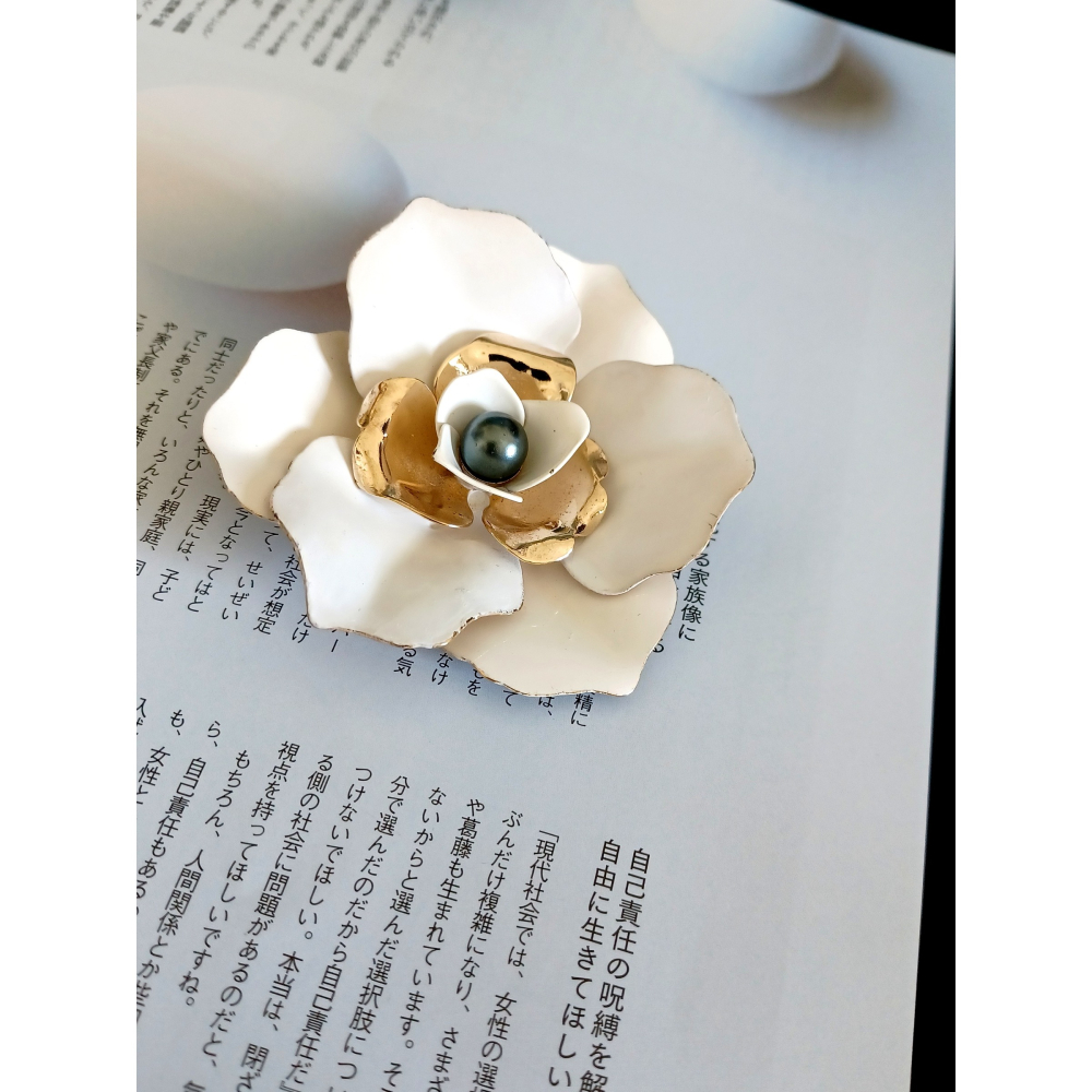 vintage jewelry Sarah cov  Camellia系列 白色琺瑯花 別針 1280元-細節圖3