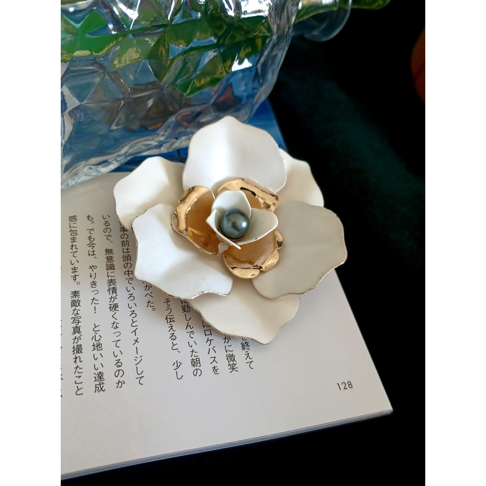 vintage jewelry Sarah cov  Camellia系列 白色琺瑯花 別針 1280元-細節圖8