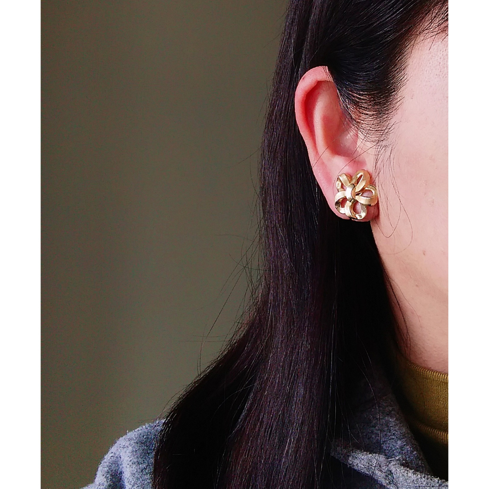vintage jewelry Trifari 典雅金色花朵蝴蝶結 夾式耳環 980元-細節圖2