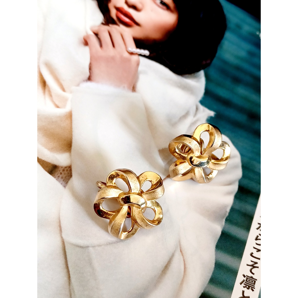 vintage jewelry Trifari 典雅金色花朵蝴蝶結 夾式耳環 980元-細節圖4