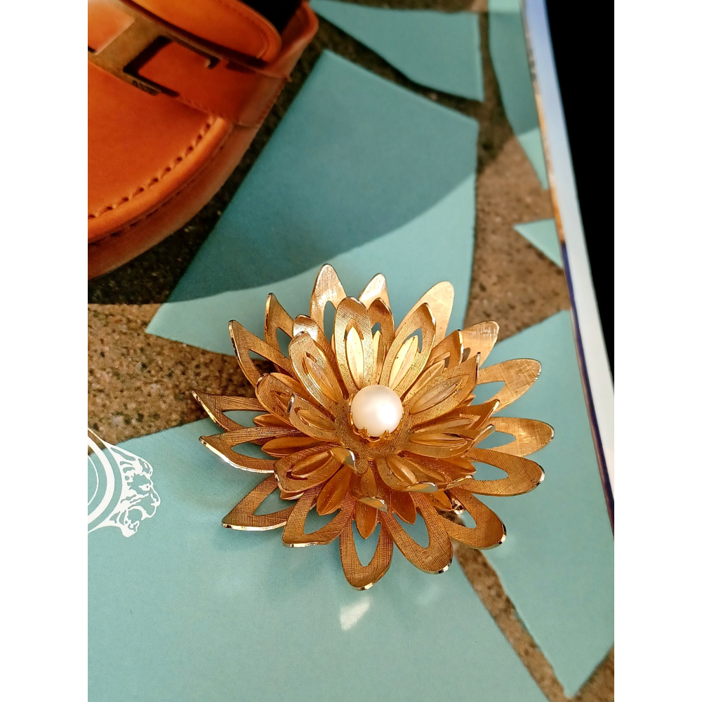 vintage jewelry Sarah cov   金色立體珍珠金盞花 別針 1280元-細節圖5