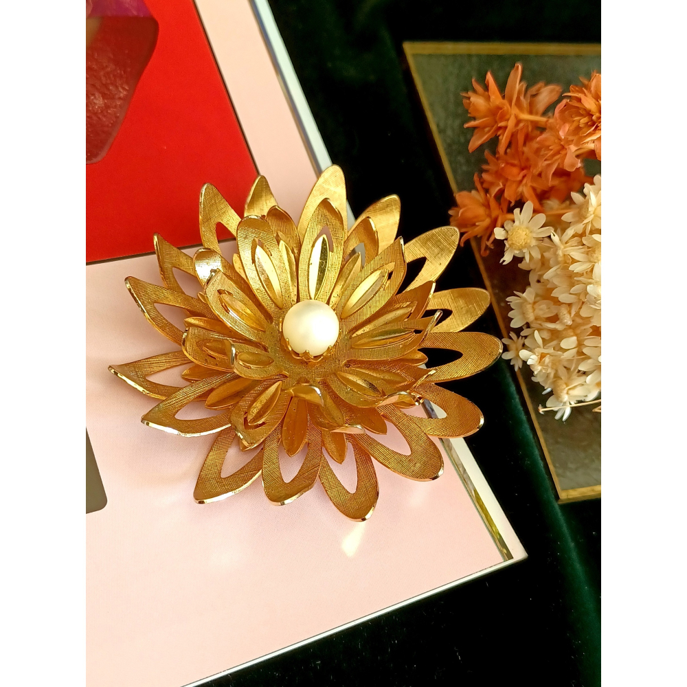 vintage jewelry Sarah cov   金色立體珍珠金盞花 別針 1280元-細節圖6