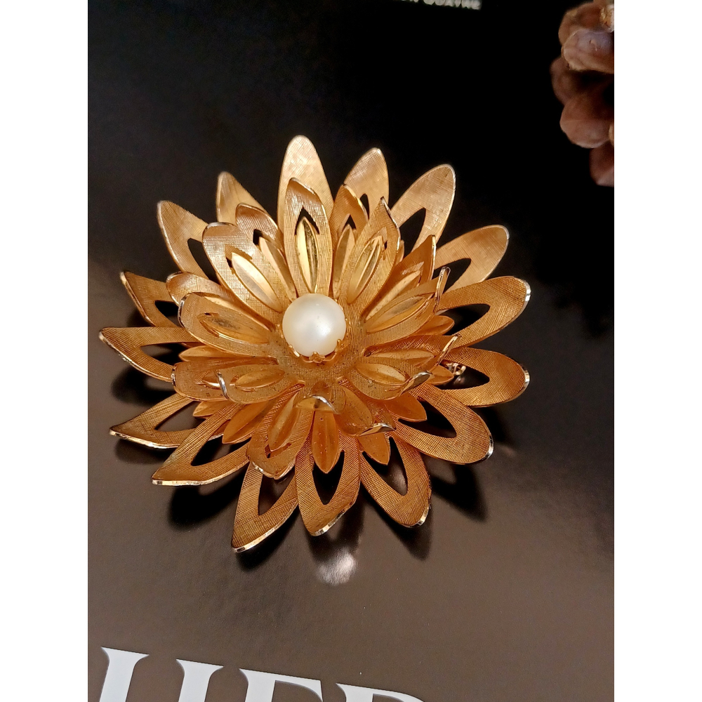 vintage jewelry Sarah cov   金色立體珍珠金盞花 別針 1280元-細節圖8
